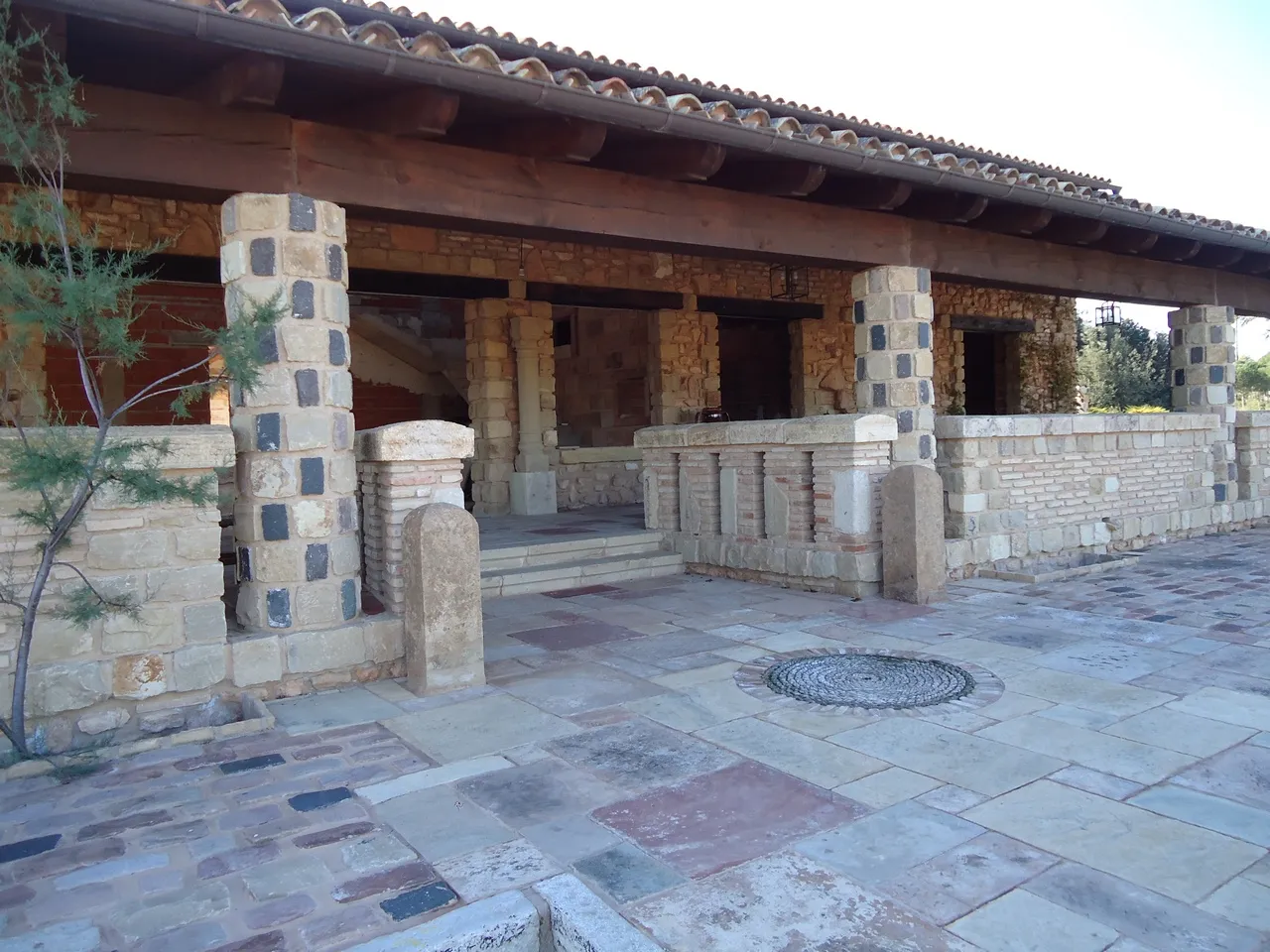 House façade with stone cladding built by URPE Spain
